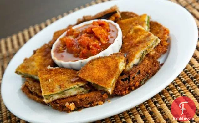 Vinete prăjite și Mozzarella cu un sos de scufundare Marinara prăjită