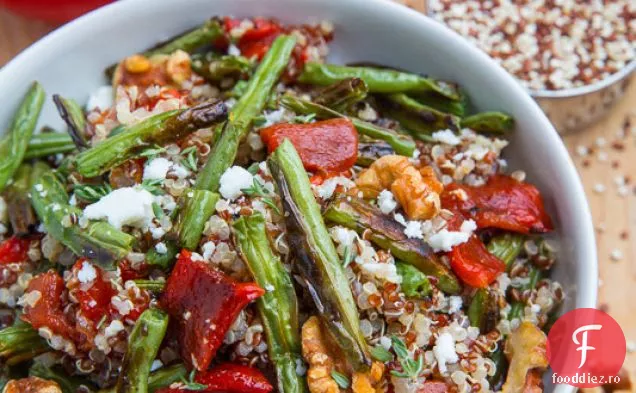 Salată De Quinoa Cu Ardei Roșu De Fasole Verde Prăjită
