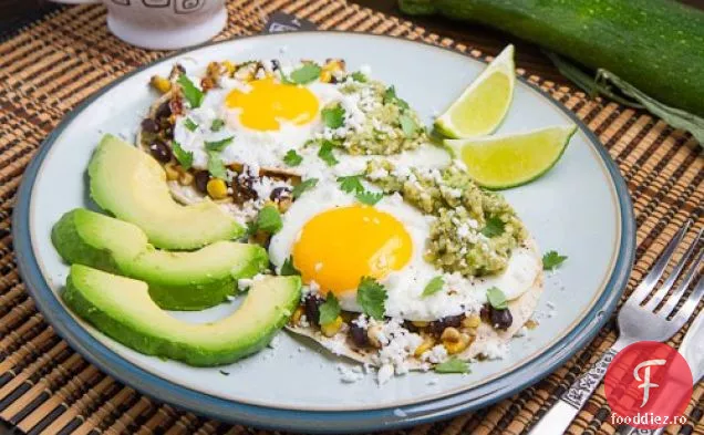 Porumb caramelizat și fasole neagră Huevos Rancheros cu salsa friptă de dovlecei