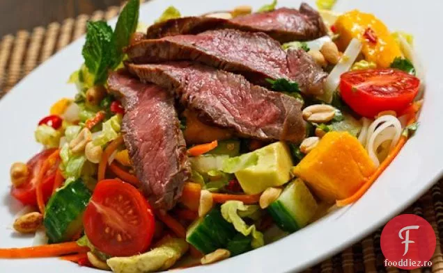 Salată Thailandeză De Tăiței De Vită