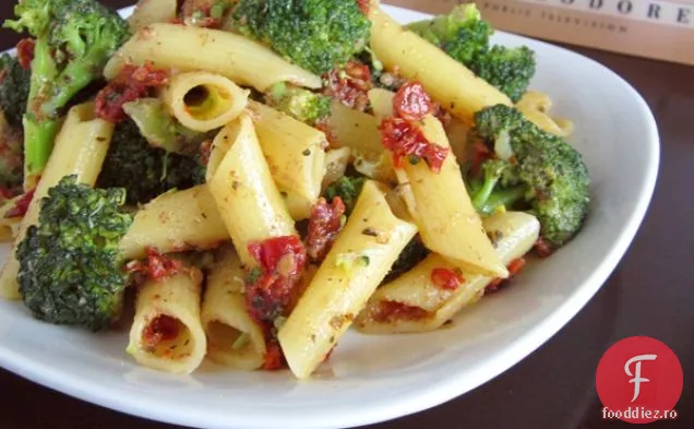 Roșii uscate rapid la soare și Broccoli Penne