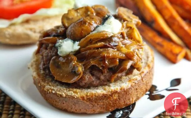 Burgeri sufocați într-un sos caramelizat de ceapă, ciuperci și brânză albastră