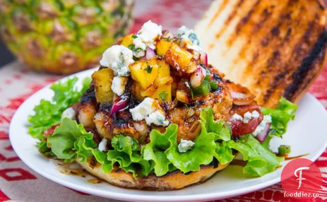 Burgeri de creveți Teriyaki cu Salsa de ananas la grătar, slănină și brânză albastră