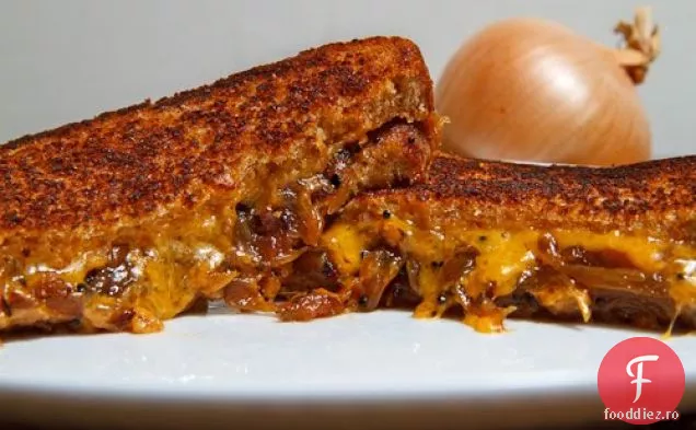 Sandviș Cu Brânză La Grătar Cu Chutney De Ceapă