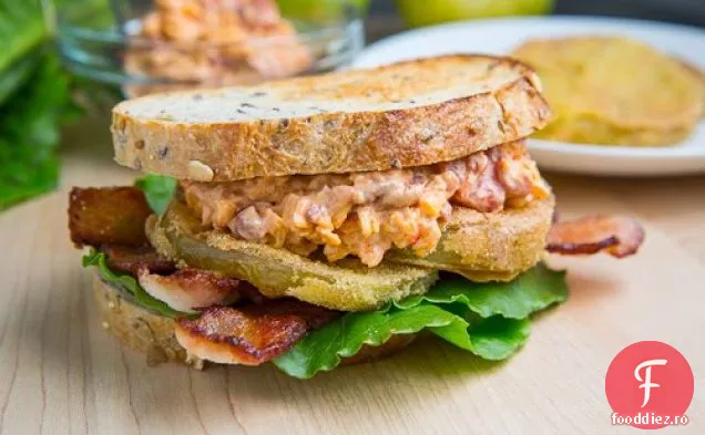 BLT de roșii verzi prăjite cu brânză Pimento