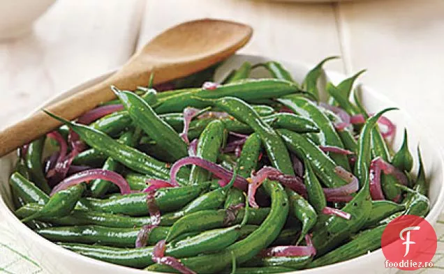 Salată de fasole verde cu ceapă roșie topită