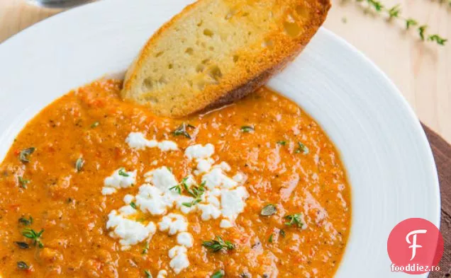 Supă cremoasă de ardei roșu prăjit și conopidă cu brânză de capră