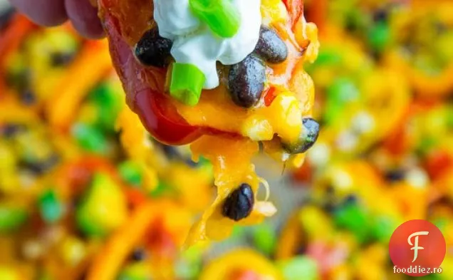 Mini Nachos de ardei cu porumb, fasole neagră și Avocado