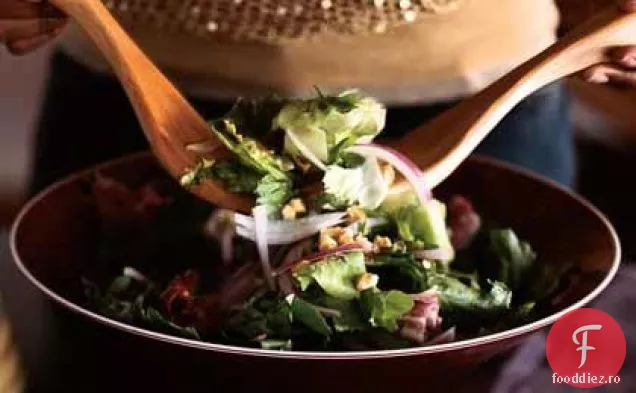 Salată mixtă cu vinaigretă de vanilie-pere și nuci prăjite