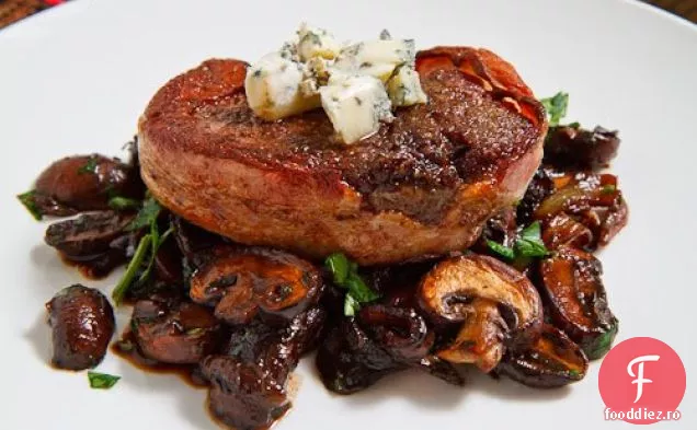 Filet Mignon învelit cu slănină afumată dublă cu ciuperci caramelizate acoperite cu brânză albastră