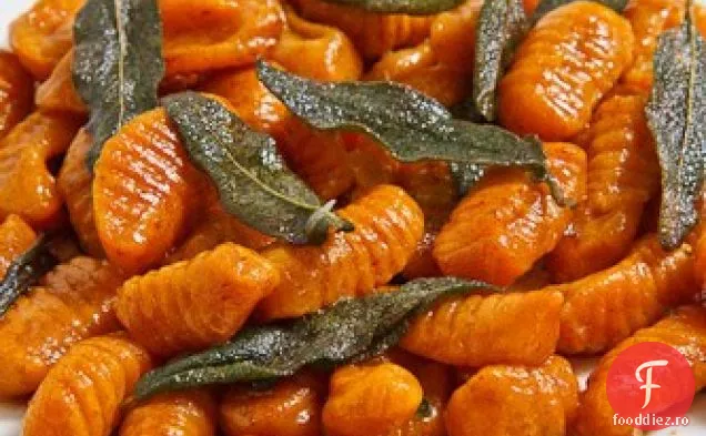 Gnocchi de dovleac într-un unt maro și sos de salvie