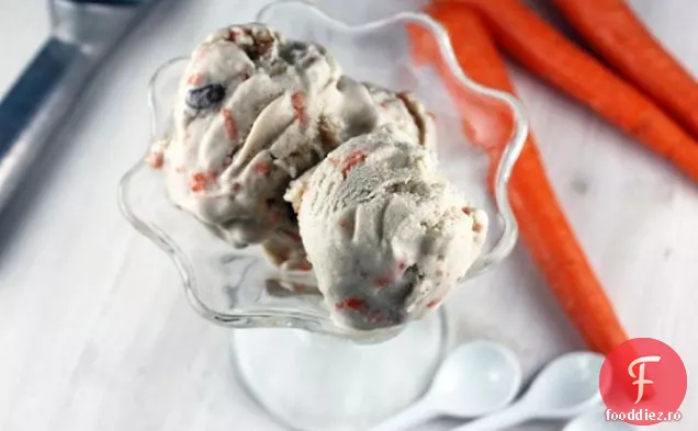 Înghețată de tort de morcovi cu nuci pecan confiate