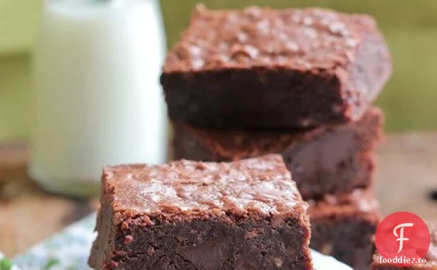 Un castron de casă ciocolată bucată și caramele Chip negrese