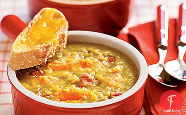 Supă de mazăre împărțită cu pâine prăjită Cheddar