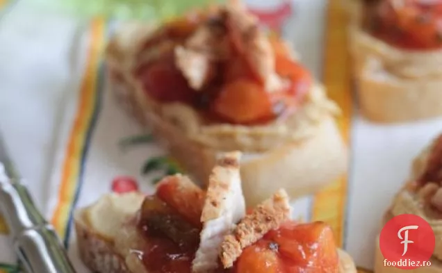 Bruschetta de pui prăjită cu salsa și Hummus
