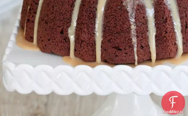 Tort Bundt cu unt de arahide cu ciocolată cu glazură dulce de unt de arahide