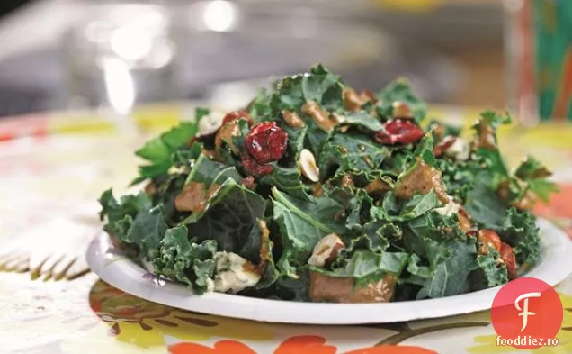 Salată nutritivă de Kale cu sos balsamic de alune