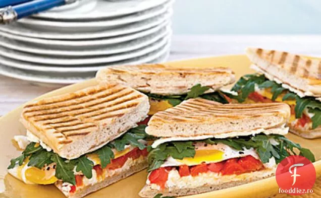 Brânză De Capră Cu Trufe Și Ardei Gras Mic Dejun Panini