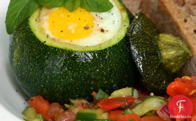 Zucchini cu opt bile cu ouă coapte în interior