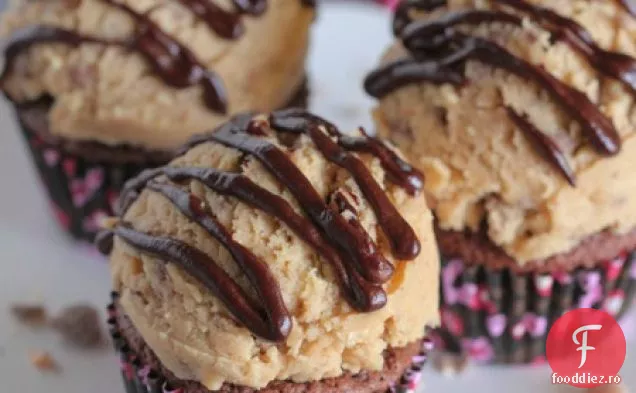 CUPCAKES DE CIOCOLATĂ DE CASĂ CU UNT DE ARAHIDE GLAZURĂ DE ALUAT PENTRU BISCUIȚI CU CIP DE CARAMEL