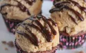 CUPCAKES DE CIOCOLATĂ DE CASĂ CU UNT DE ARAHIDE GLAZURĂ DE ALUAT PENTRU BISCUIȚI CU CIP DE CARAMEL