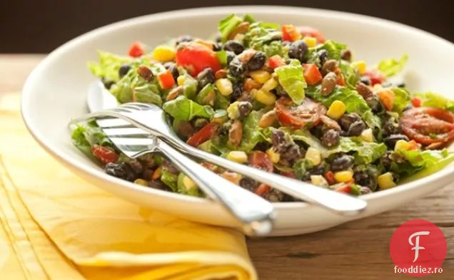 Salată sănătoasă de fasole neagră cu sos cremos de Avocado