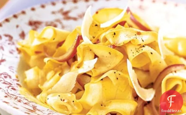 Panglici galbene de dovlecei cu ceapă roșie și parmezan