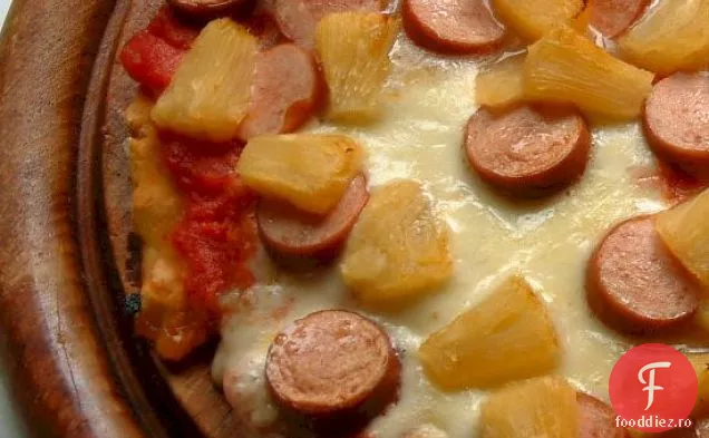 Pizza cu cârnați și ananas