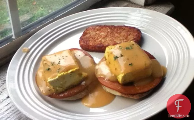 Tofu Benedict cu sos Hollandaise Vegan și brioșe englezești de casă