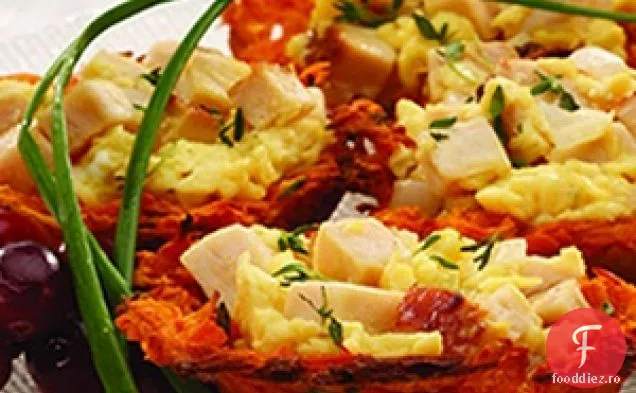 Pui și ouă într-un cuib de cartofi dulci