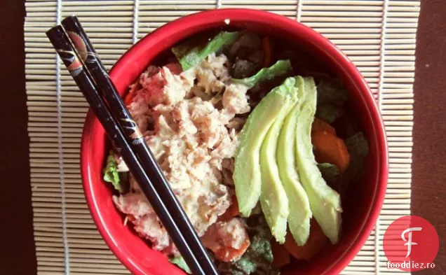 Gândiți-vă la salată de somon roz și Avocado cu pansament dulce de wasabi fără lactate