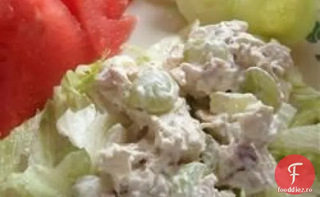 Salată de pui cu mere, struguri și nuci
