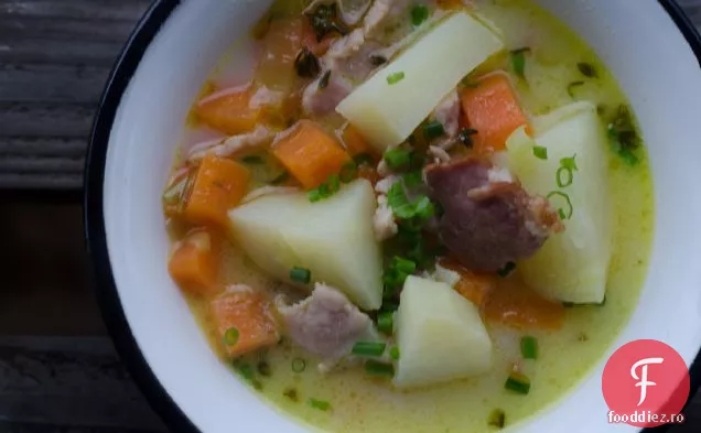 Gătit la foc deschis: slănină engleză, praz și supă de cartofi