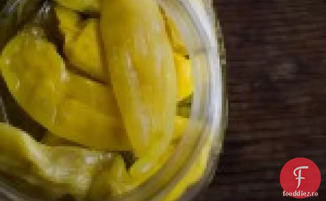 Salată de spanac ofilită cu sos de pui și muștar cu miere