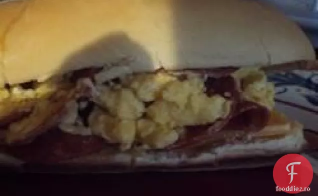 Sandwich submarin cu ouă amestecate și Pepperoni