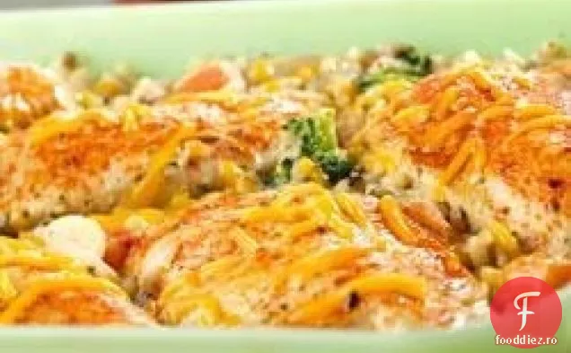 Pui, orez condimentat și caserolă de legume