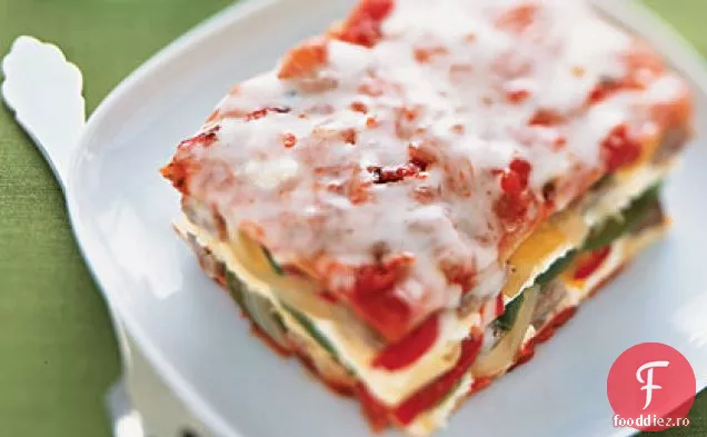 Lasagna cu cârnați, ardei gras și ceapă