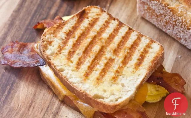 Bacon, ou și Cheddar Engleză Muffin Panini