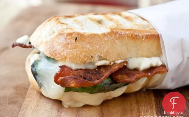 Brie, Basil, Bacon & Blue Panini ... și un cadou de presă Breville Panini!