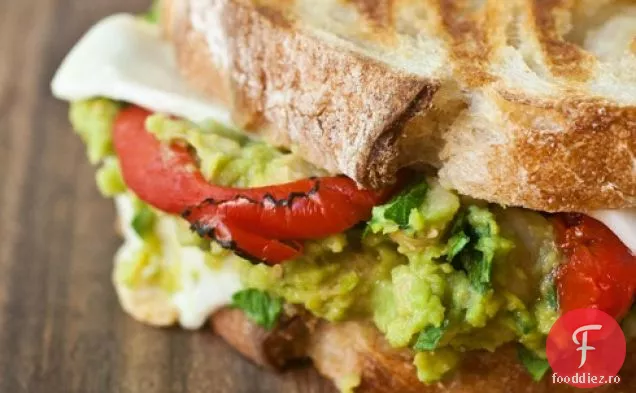 Panini de năut și Avocado zdrobiți
