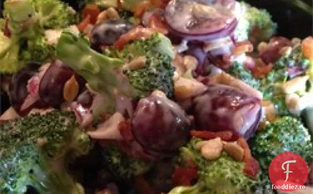 Salată de Broccoli cu struguri roșii, slănină și semințe de floarea soarelui
