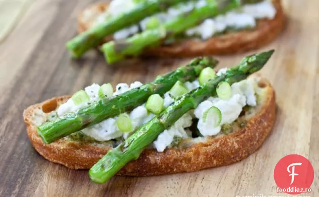 Tartine de sparanghel la grătar cu Ricotta proaspătă, Pesto și Scallions