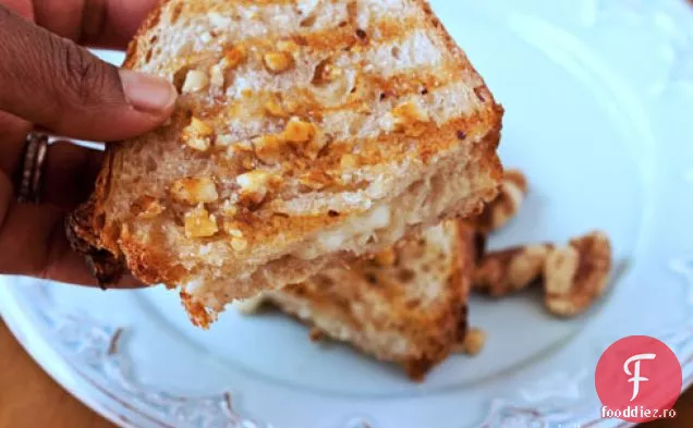 Miere nuc-Crusted în vârstă de cheddar Panini ... și scene din Seattle