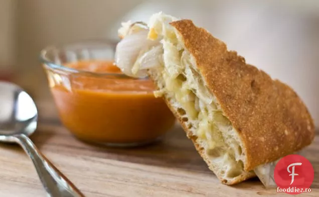 Gruyere Panini la grătar cu ceapă dulce murată