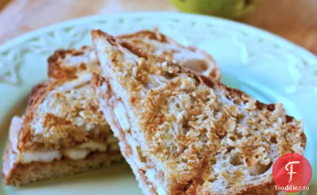 Panini cu unt de pere și migdale cu crustă de Granola