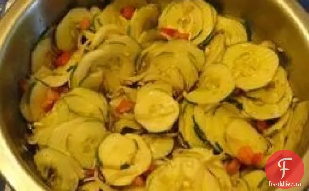 Salată plutitoare de castraveți, roșii și ceapă