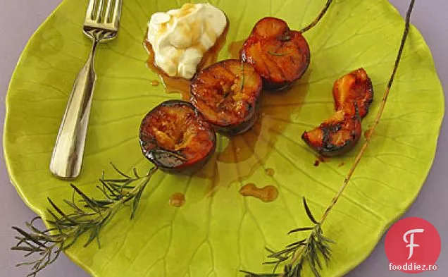 Prune la grătar cu glazură balsamică de rozmarin și Mascarpone