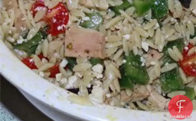 Salată mediteraneană de pui și Orzo în căni de ardei roșu
