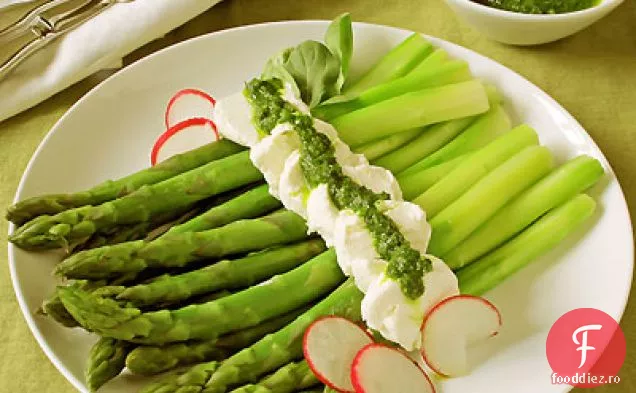 Sparanghel cu brânză de capră și sos de rucola