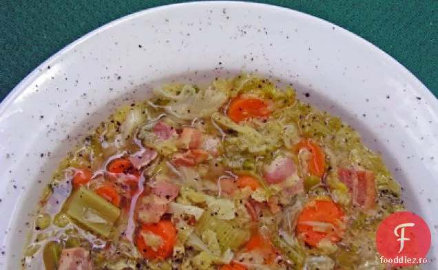 Supă de varză Savoy cu slănină și piper negru